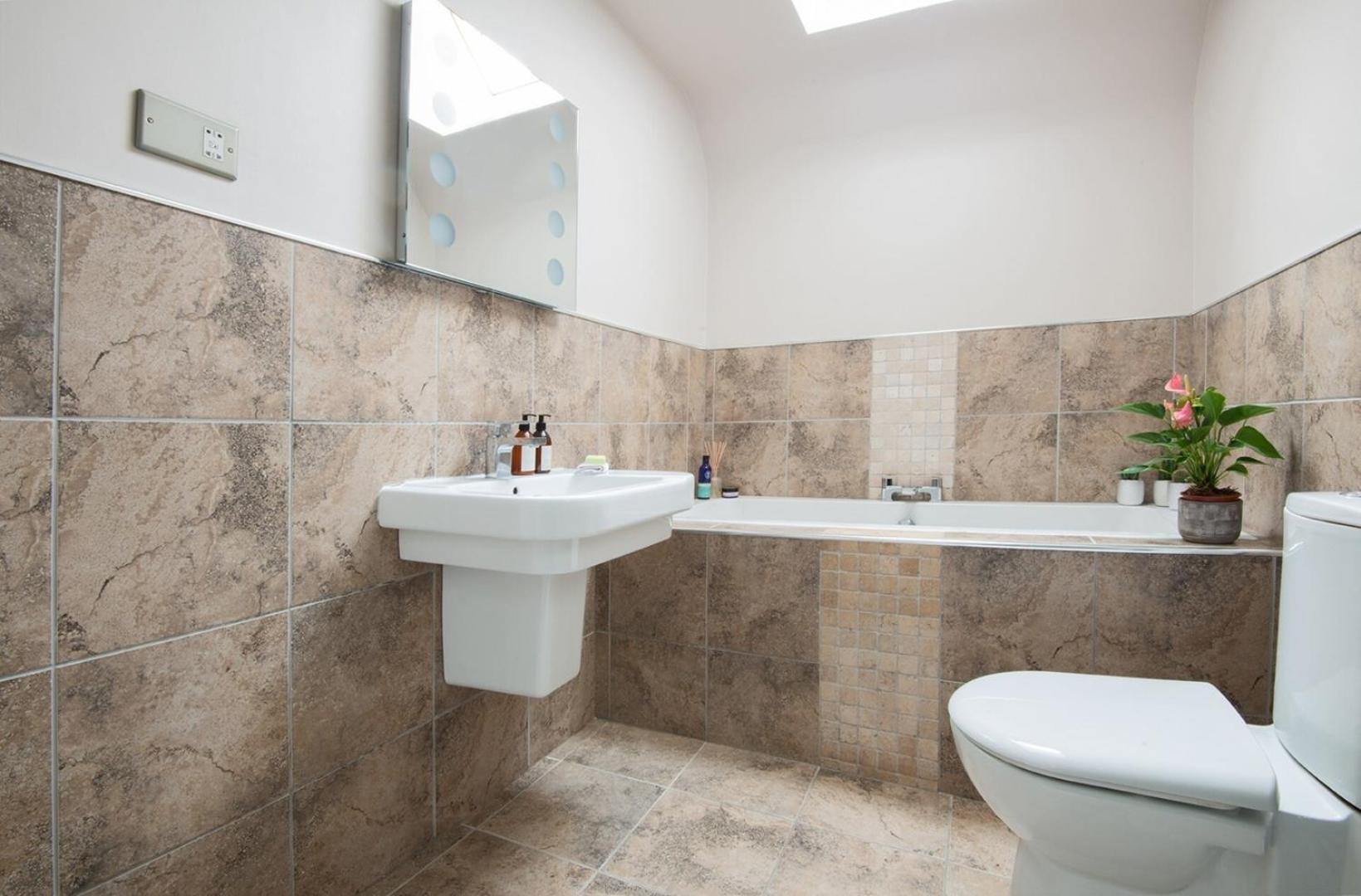 Charming 2 Bedroom Flat In The Heart Of Kirriemuir Esterno foto