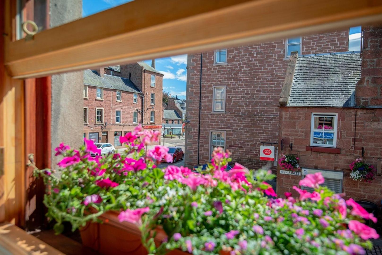 Charming 2 Bedroom Flat In The Heart Of Kirriemuir Esterno foto