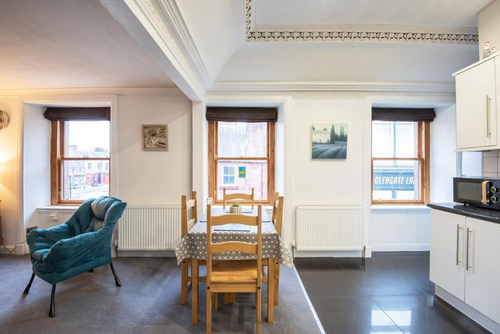 Charming 2 Bedroom Flat In The Heart Of Kirriemuir Esterno foto