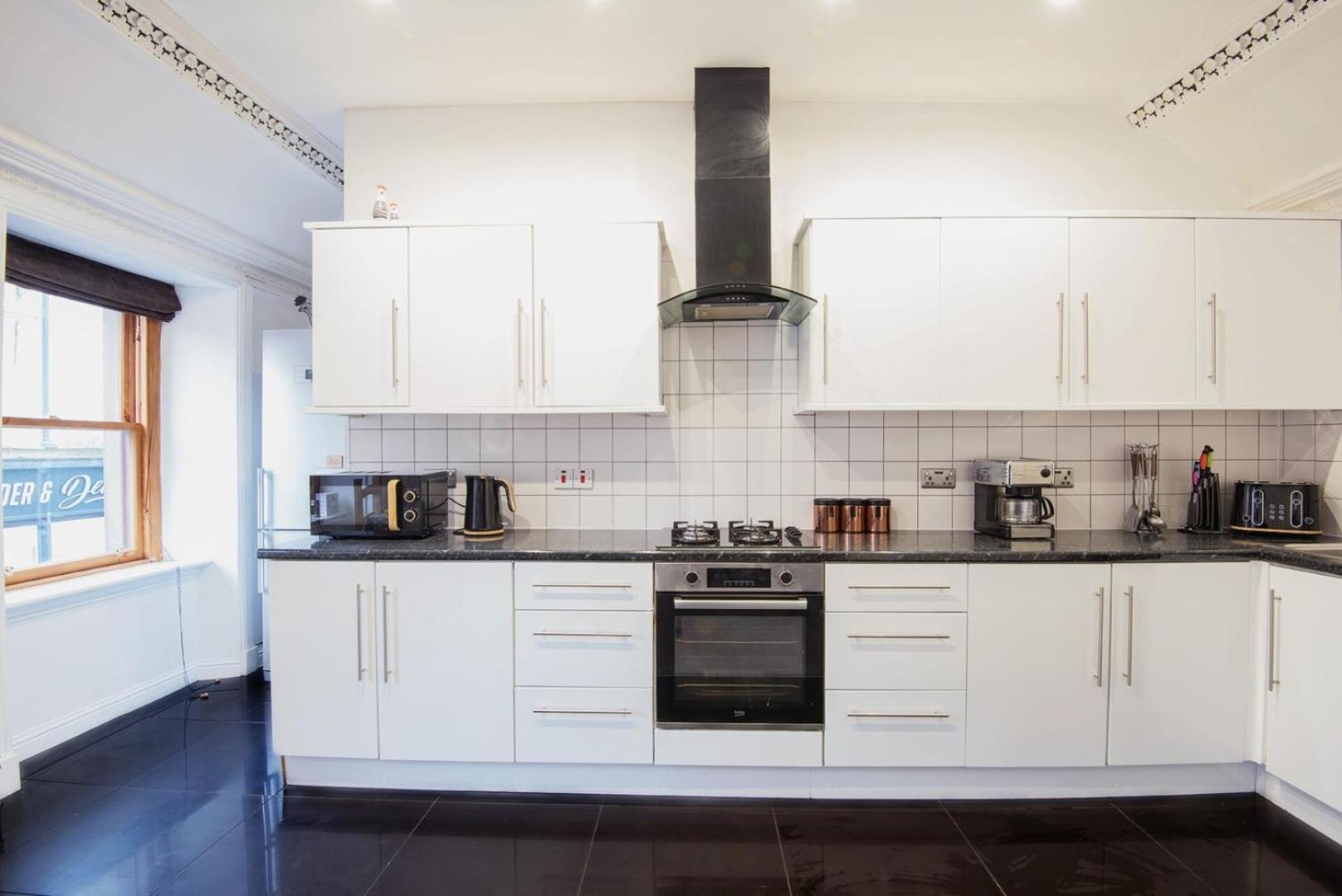 Charming 2 Bedroom Flat In The Heart Of Kirriemuir Esterno foto